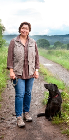 Tanja Müller mit Therapiehund Coco